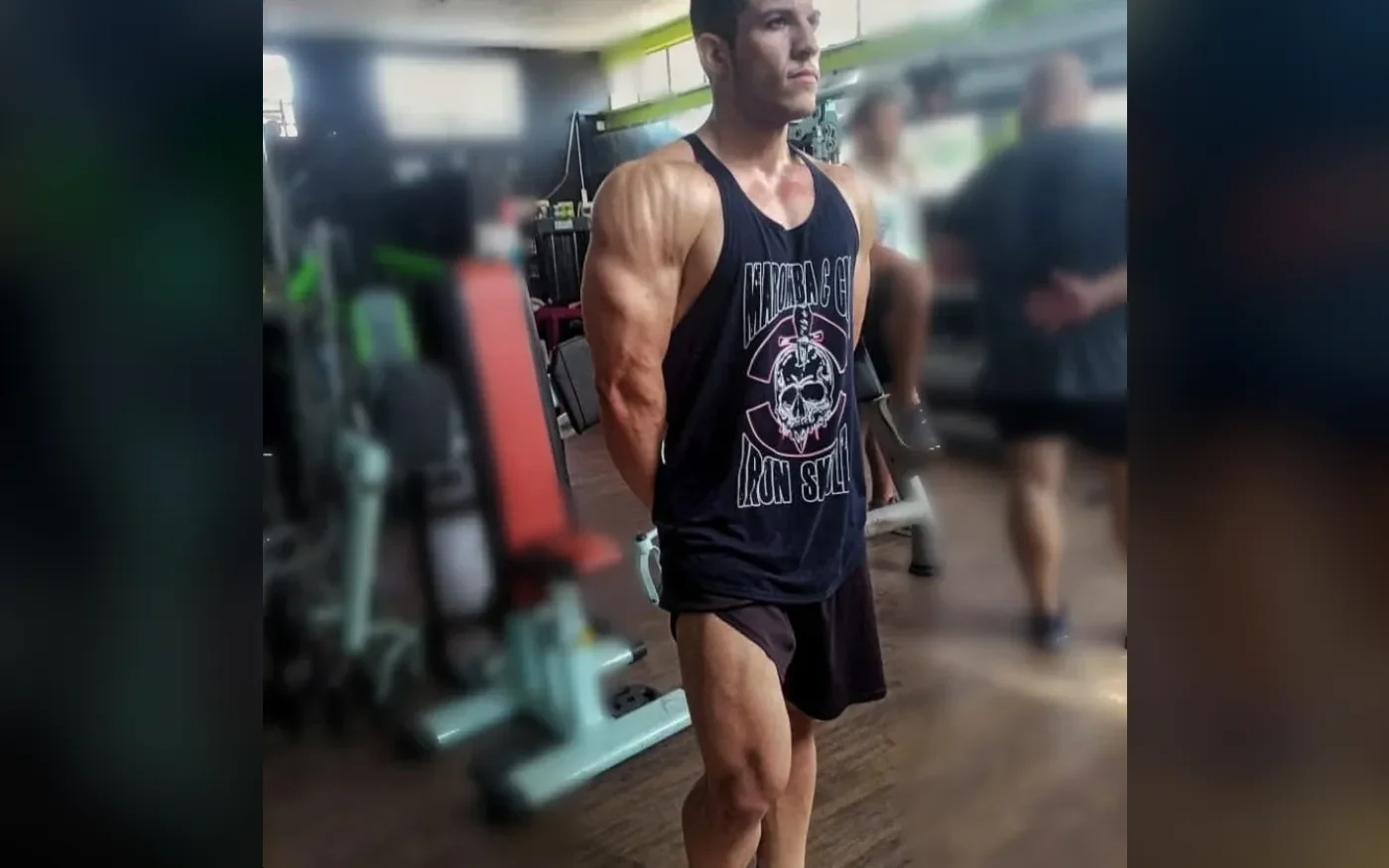 Juninho Souza treinando na academia