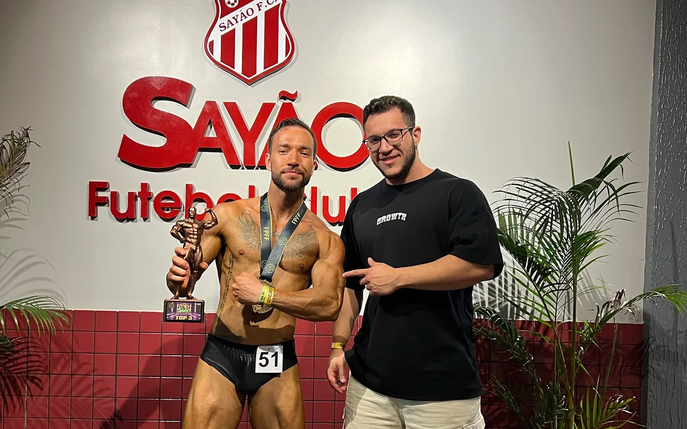 Juninho com Murilo Caraceli e o troféu na Copa Fitness