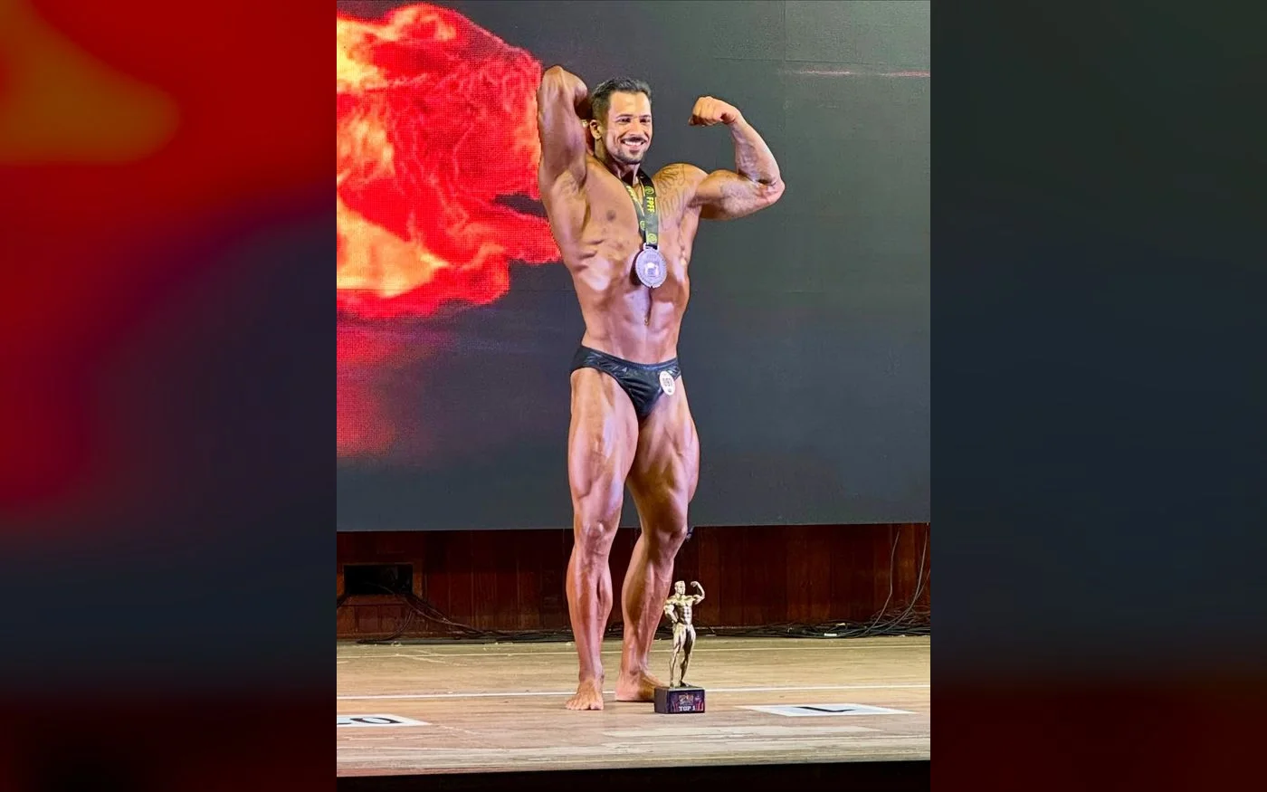Gabriel Kuhl no palco com o troféu de Top 1