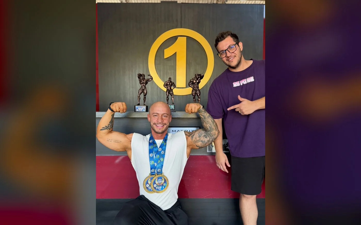 Juninho com Felipe Souza e as medalhas de Top 1